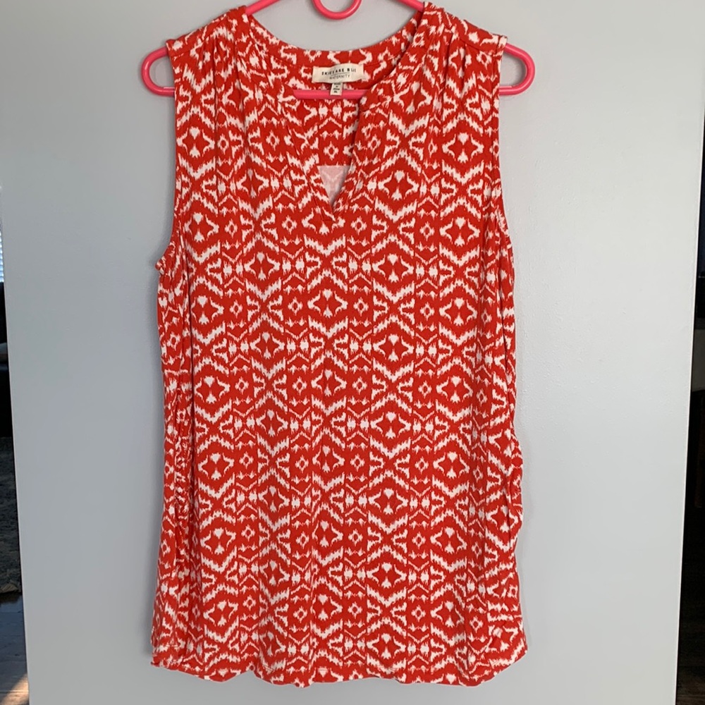 Sleeveless maternity shirt